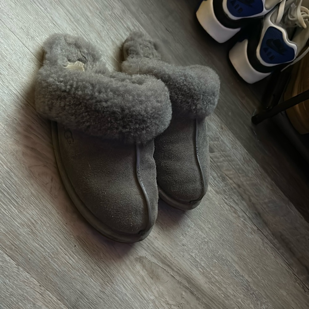 dark gray ugg slippers